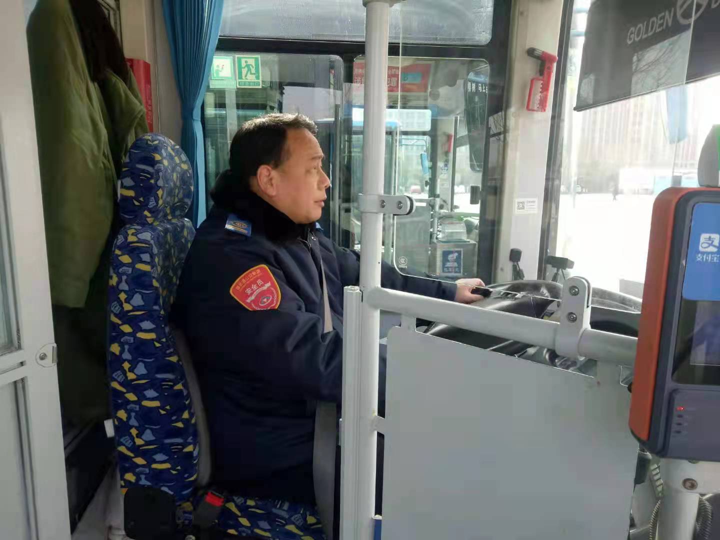 公交集團(tuán)公交事業(yè)一部15路駕駛員王志勇拾金不昧受表揚(yáng)