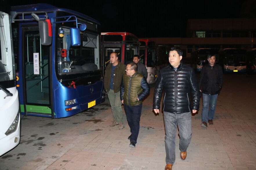 公交新浦公司安全領(lǐng)導(dǎo)小組夜查公交停車場