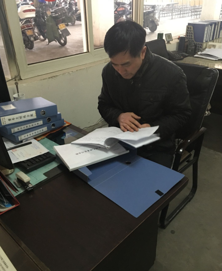 公交新浦公司對車隊基礎(chǔ)臺賬進行檢查