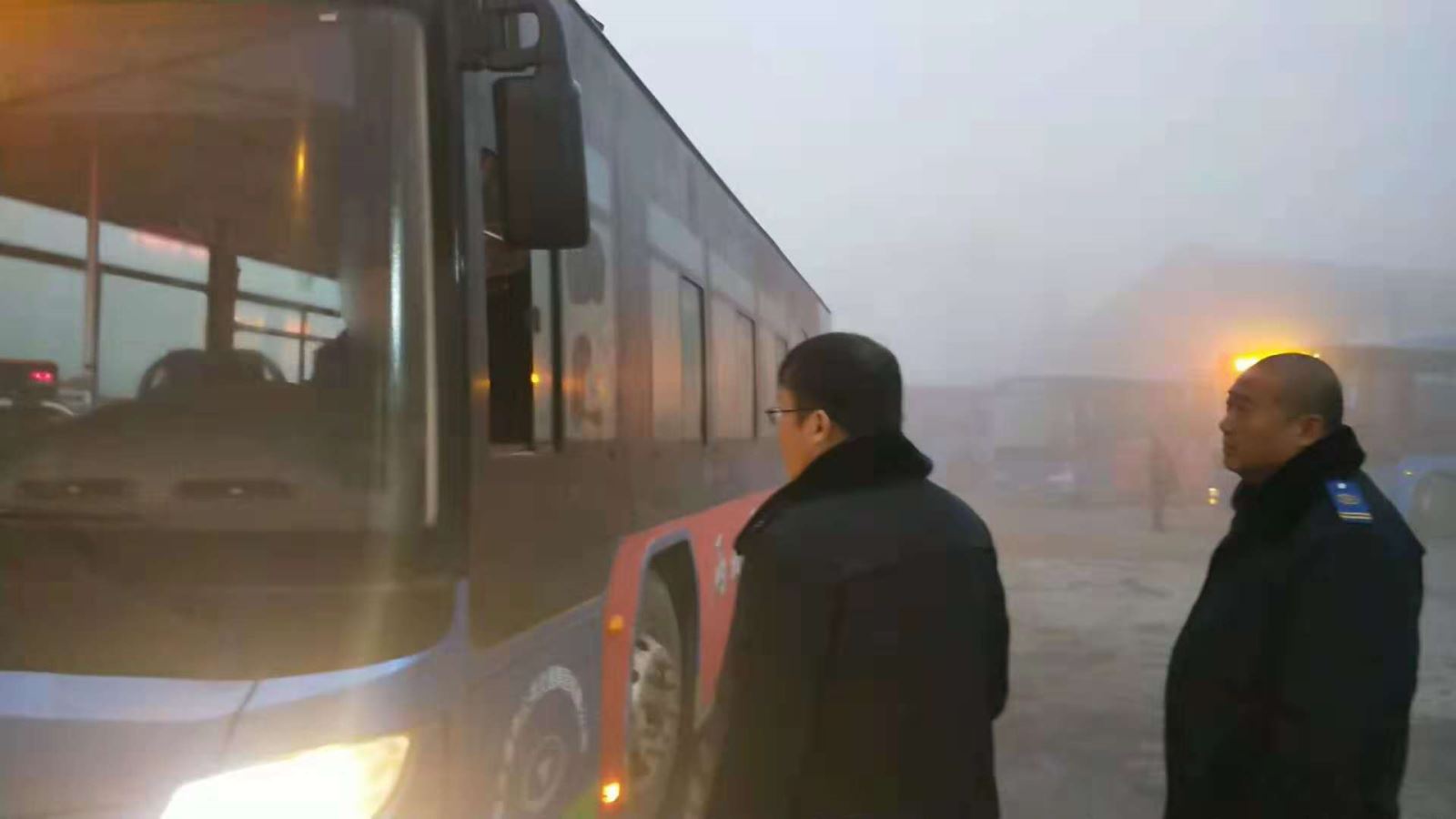 公交集團(tuán)海通公交公司快速啟動惡劣天氣應(yīng)急預(yù)案  積極應(yīng)對大霧天氣