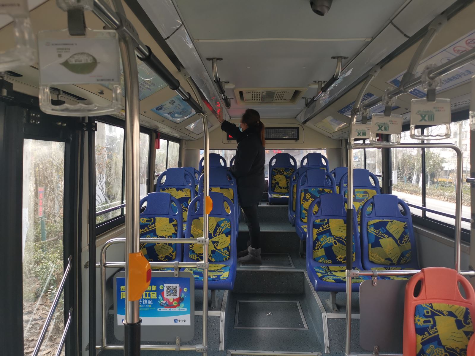 公交集團(tuán)公交事業(yè)一部開展運(yùn)營車容車貌及優(yōu)質(zhì)服務(wù)專項(xiàng)檢查工作