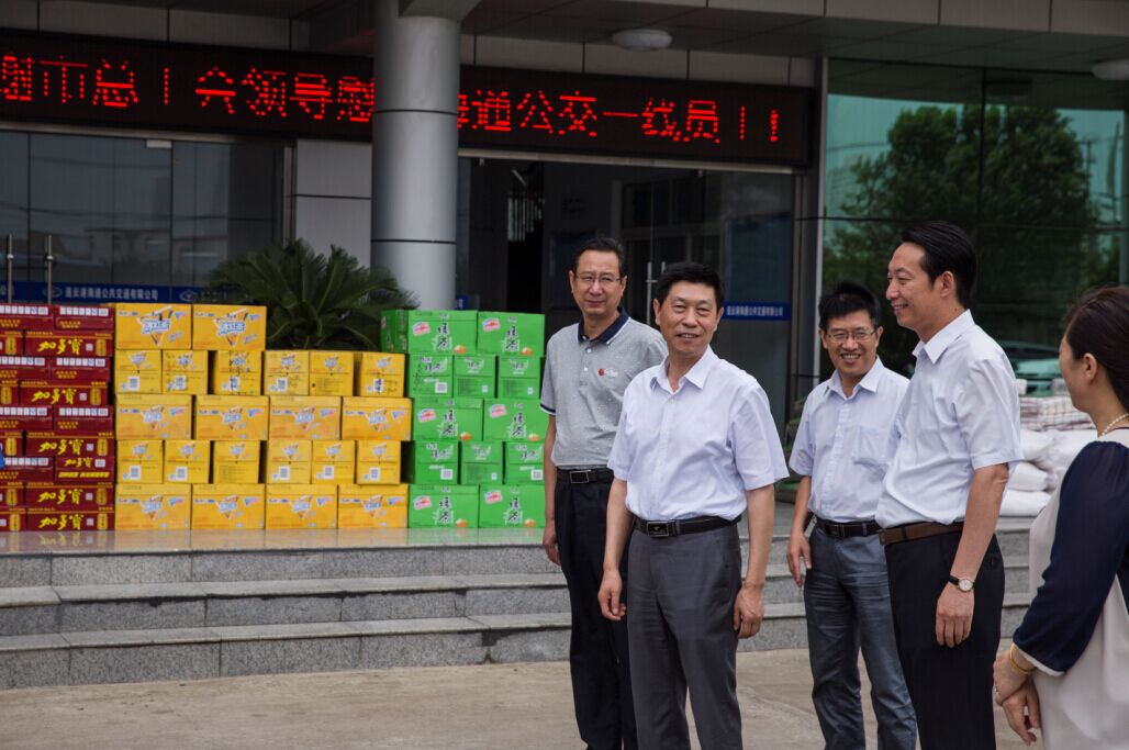 市總工會(huì)領(lǐng)導(dǎo)看望慰問(wèn)海通公交一線(xiàn)員工