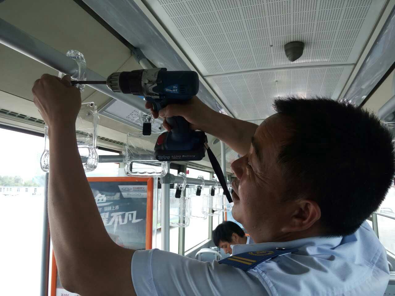 公交快速公司完成18米車拉手更換工作 車隊加班加點助推創(chuàng)文