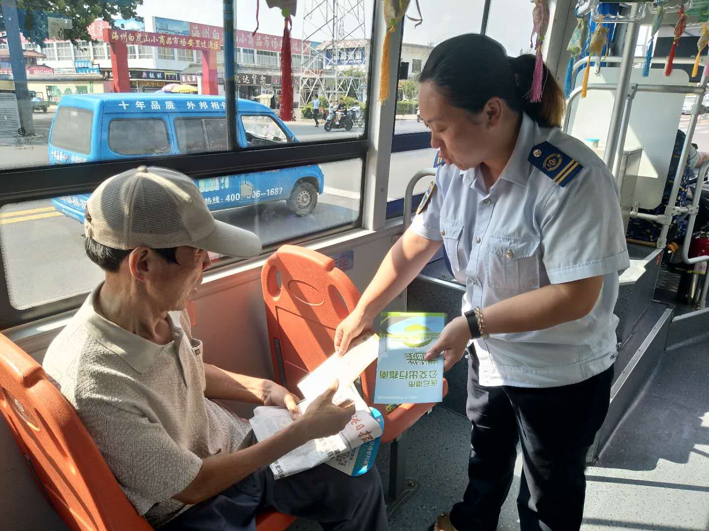 戰(zhàn)高溫、斗酷暑，公交人堅守崗位為創(chuàng)文助力