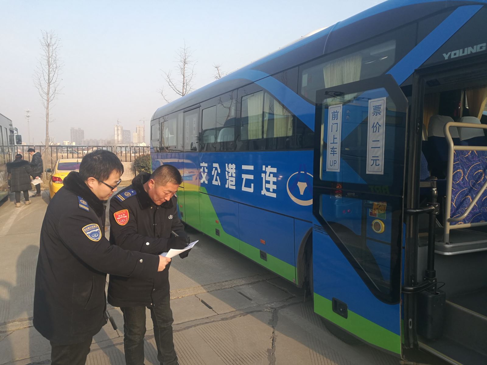 公交集團經(jīng)營發(fā)展事業(yè)部做好春運期間公交車輛衛(wèi)生整治工作