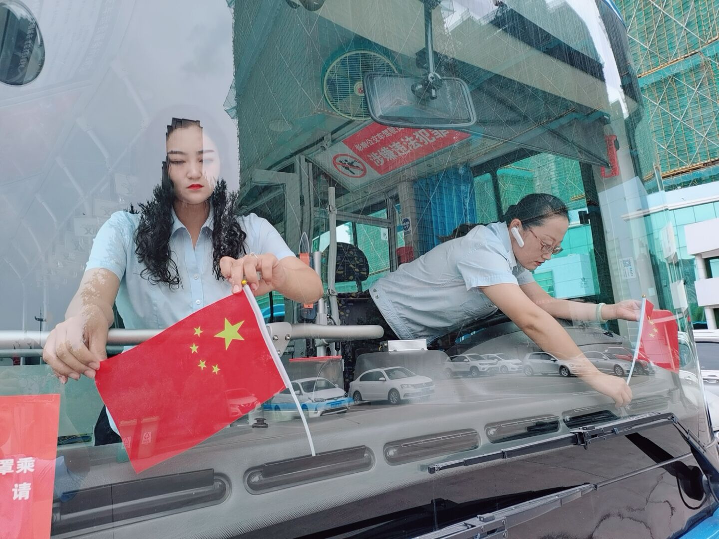 喜迎國慶懸掛國旗  道路上流動(dòng)的中國紅