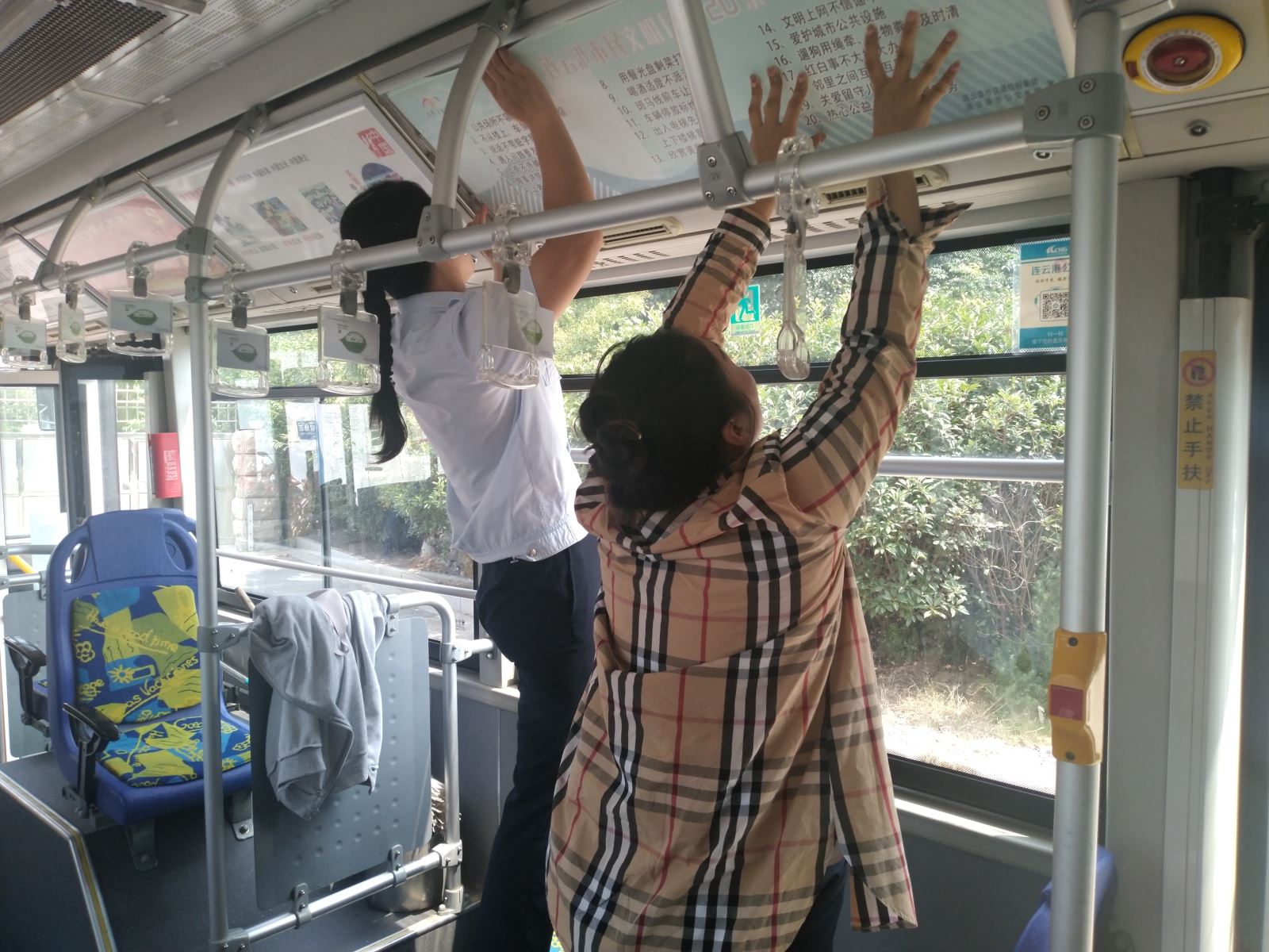 公交集團公交事業(yè)一部更換創(chuàng)文標識標貼，助力港城創(chuàng)文建設(shè)