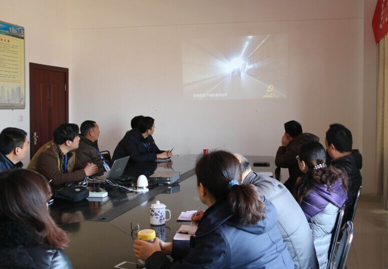 公交東部公司積極組織觀看專題片《對望絲路新旅程》和《調(diào)解能手錢鶴飛》