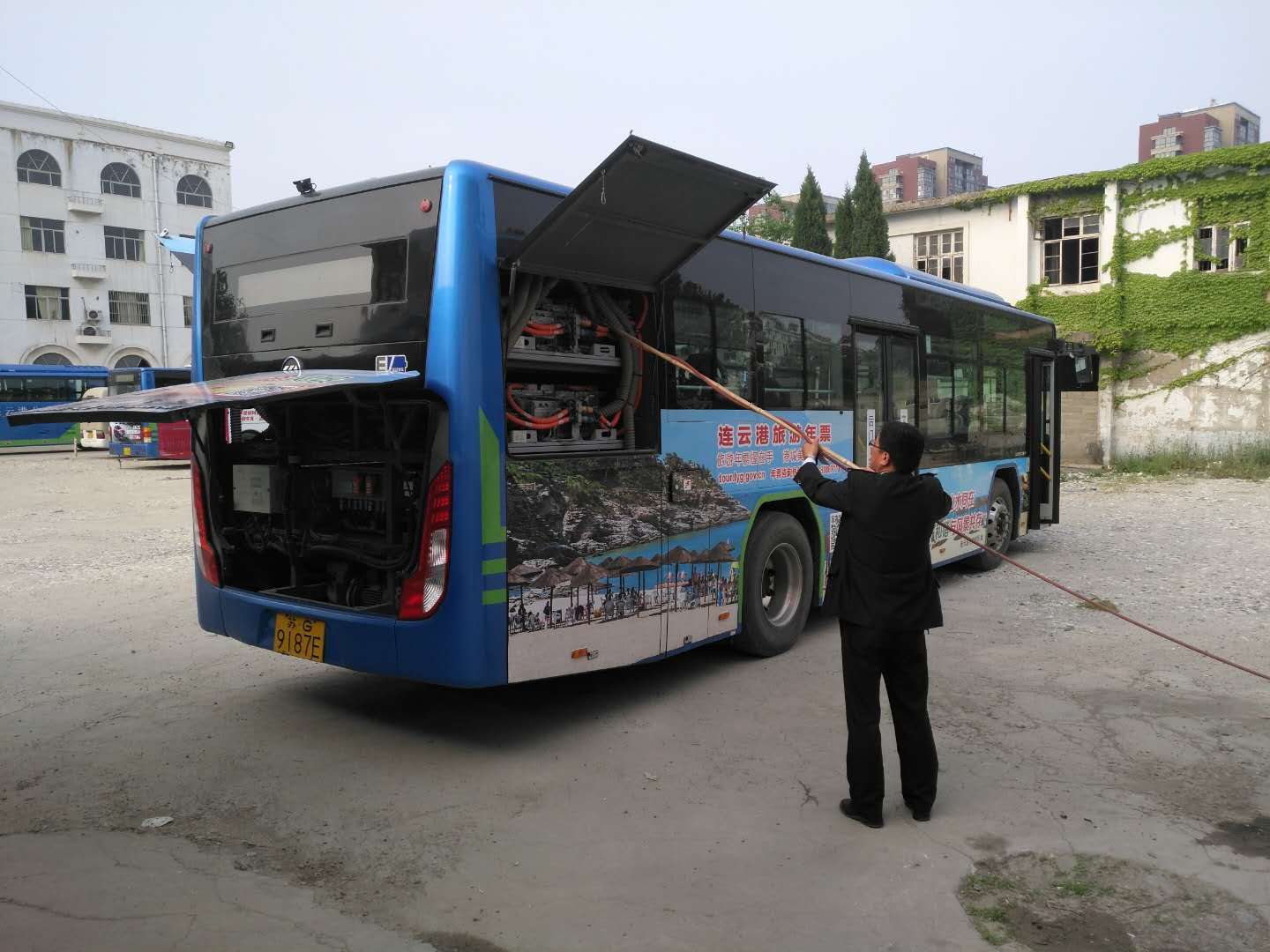 公交集團公交事業(yè)一部積極落實楊、柳絮清理工作