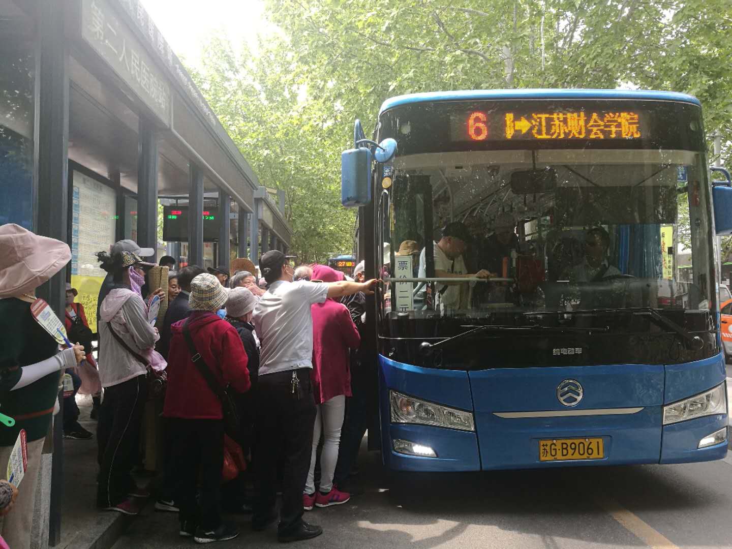 公交集團(tuán)圓滿(mǎn)完成海州白虎山廟會(huì)運(yùn)輸保障工作