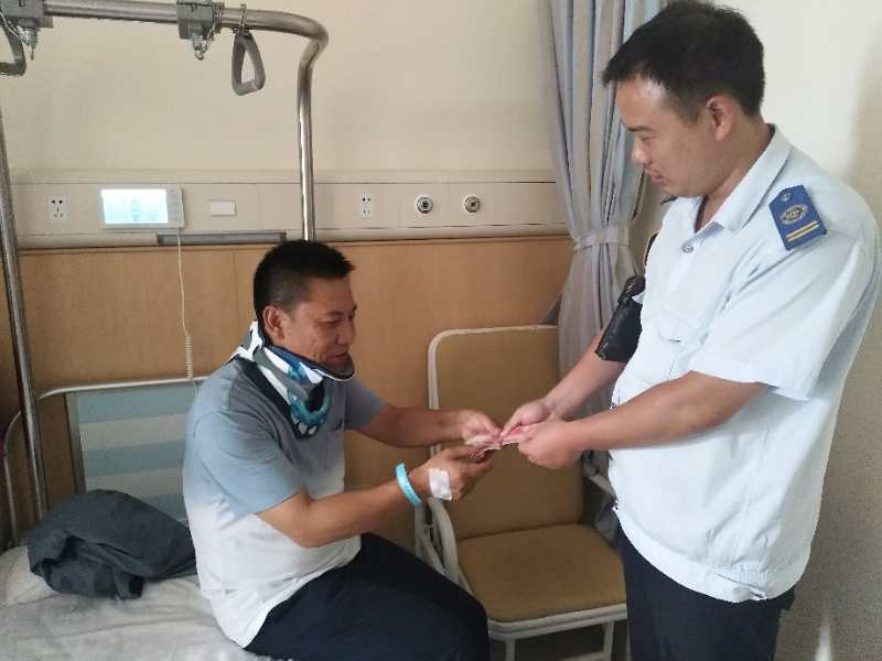 公交集團(tuán)海通公交公司慰問生病職工  關(guān)懷溫暖人心