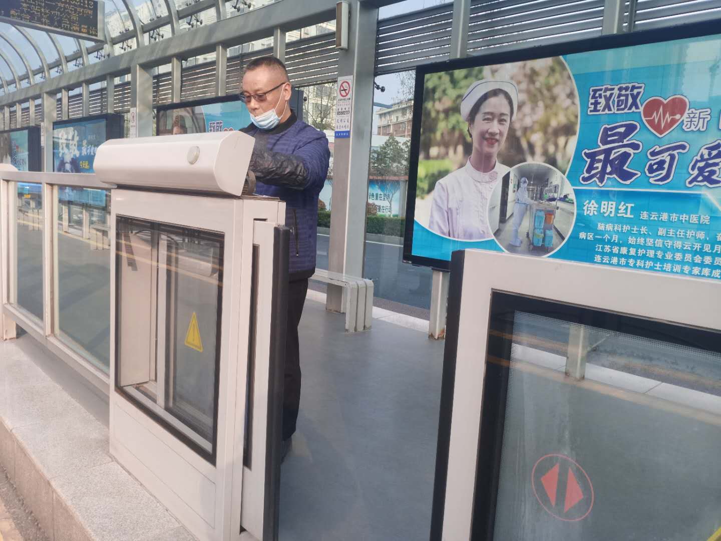 快速公交事業(yè)部對站臺設施設備進行檢修