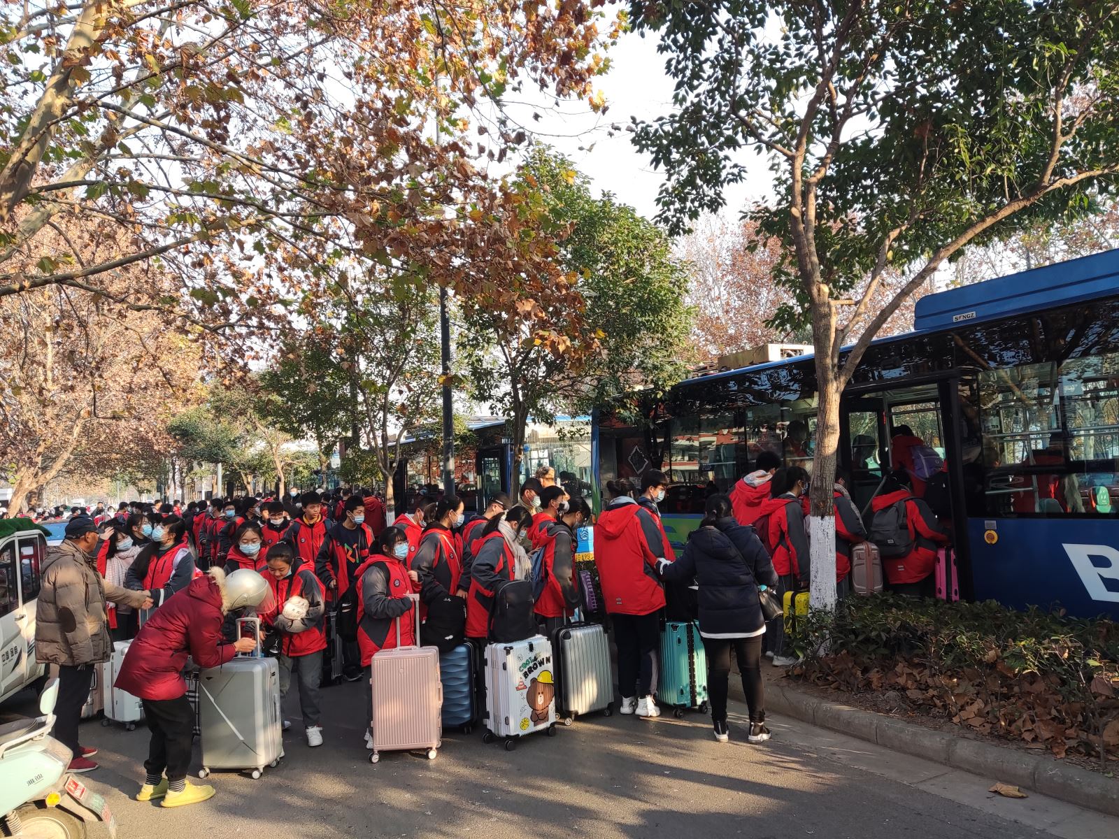 公交集團(tuán)快速公交事業(yè)部圓滿完成 新浦中學(xué)定制公交任務(wù)