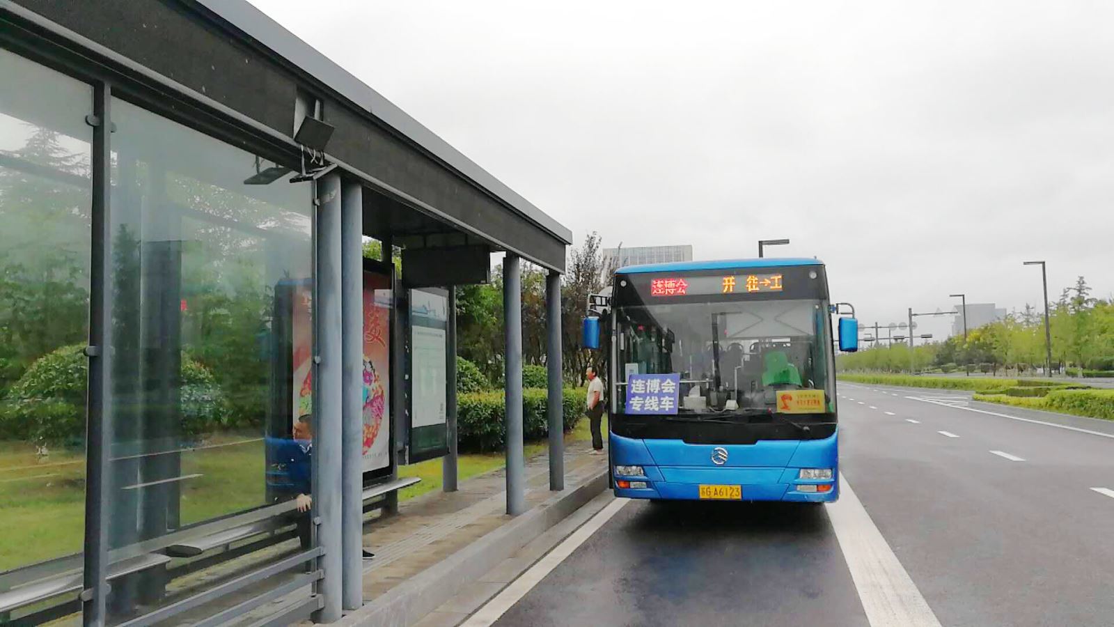 2019年“連博會”期間，公交集團開辟2條公交直達專線、調(diào)整6條常規(guī)公交線路保障市民安全便捷出行