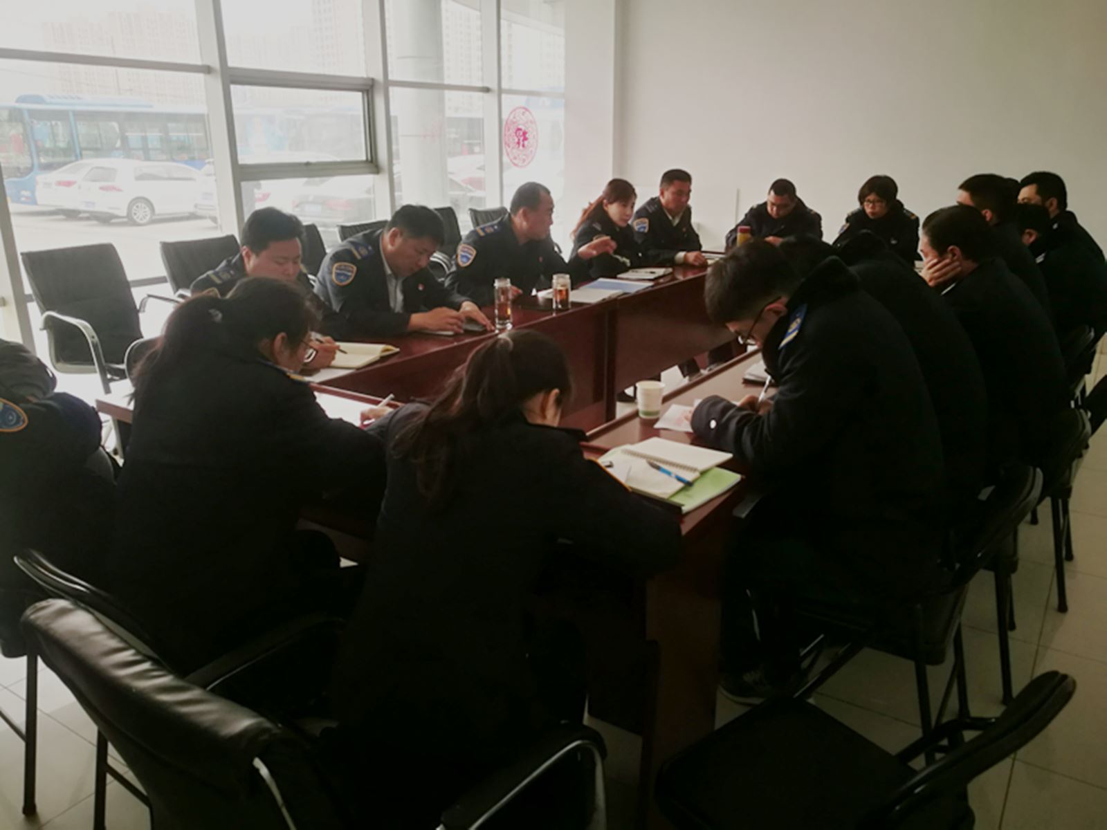 公交集團(tuán)經(jīng)營(yíng)發(fā)展事業(yè)部召開“安全生產(chǎn)、優(yōu)質(zhì)服務(wù)”動(dòng)員部署會(huì)