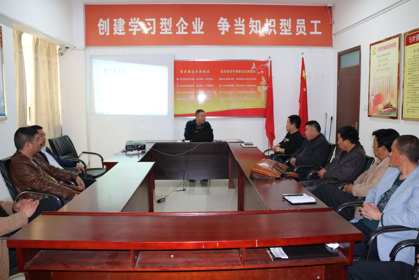 公交集團(tuán)舉辦重點(diǎn)駕駛員及車隊(duì)長培訓(xùn)班