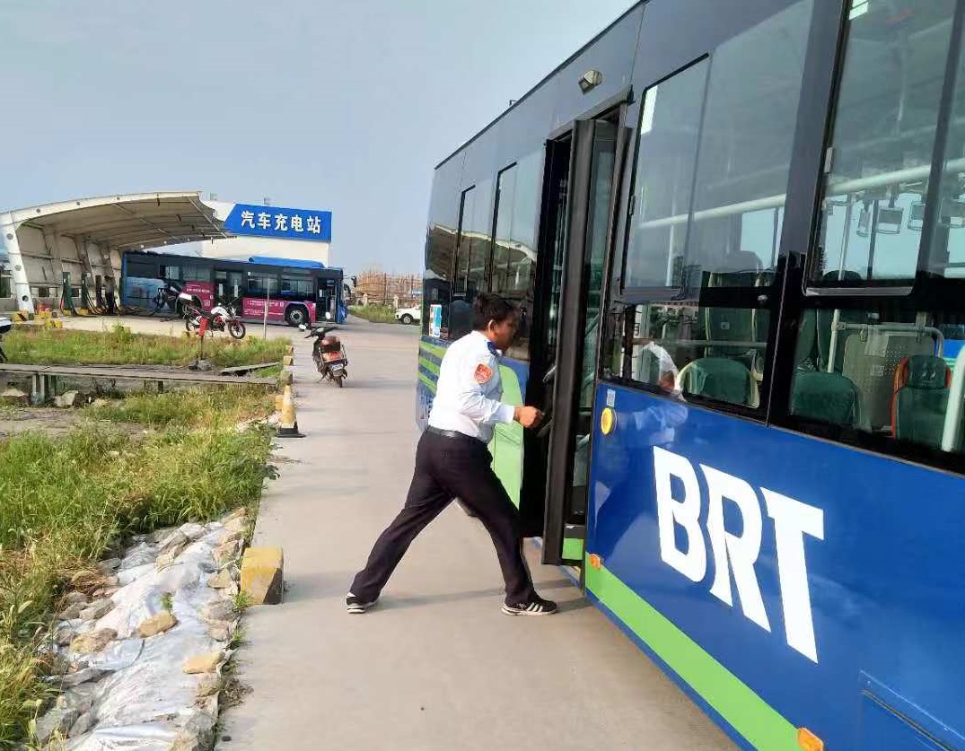 公交集團快速公交事業(yè)部開展應(yīng)急訓(xùn)練