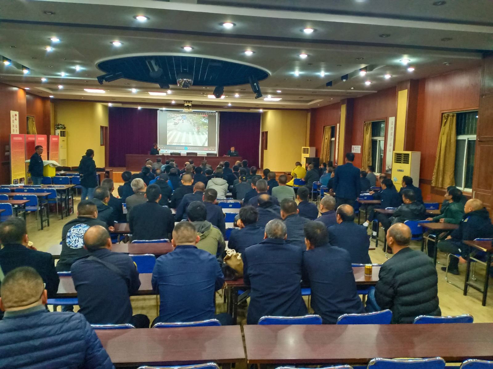 公交集團(tuán)公交事業(yè)一部開(kāi)展駕駛員警示教育培訓(xùn)