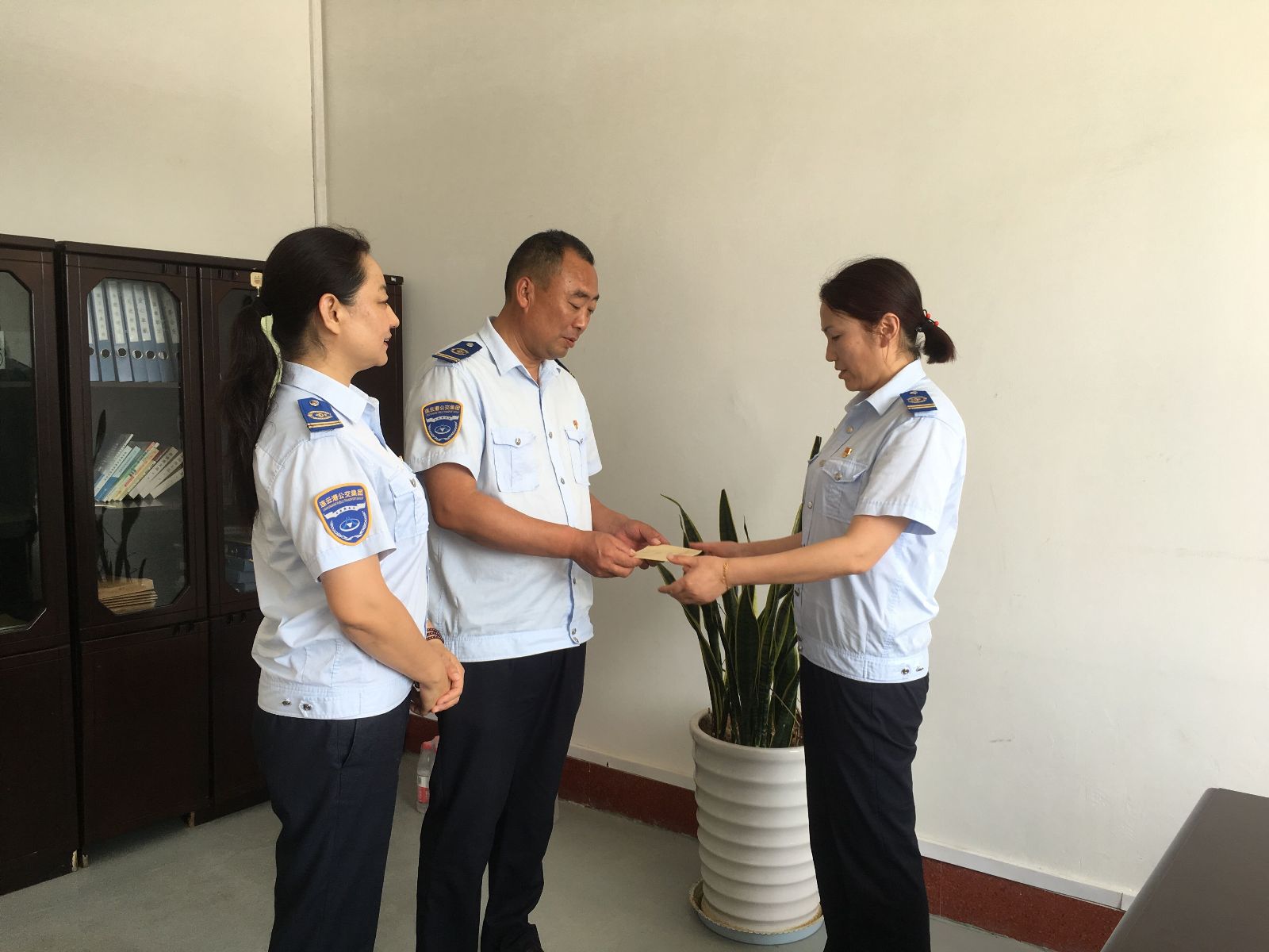 公交集團(tuán)海通公交公司黨總支、工會(huì)“七一”慰問(wèn)困難黨員