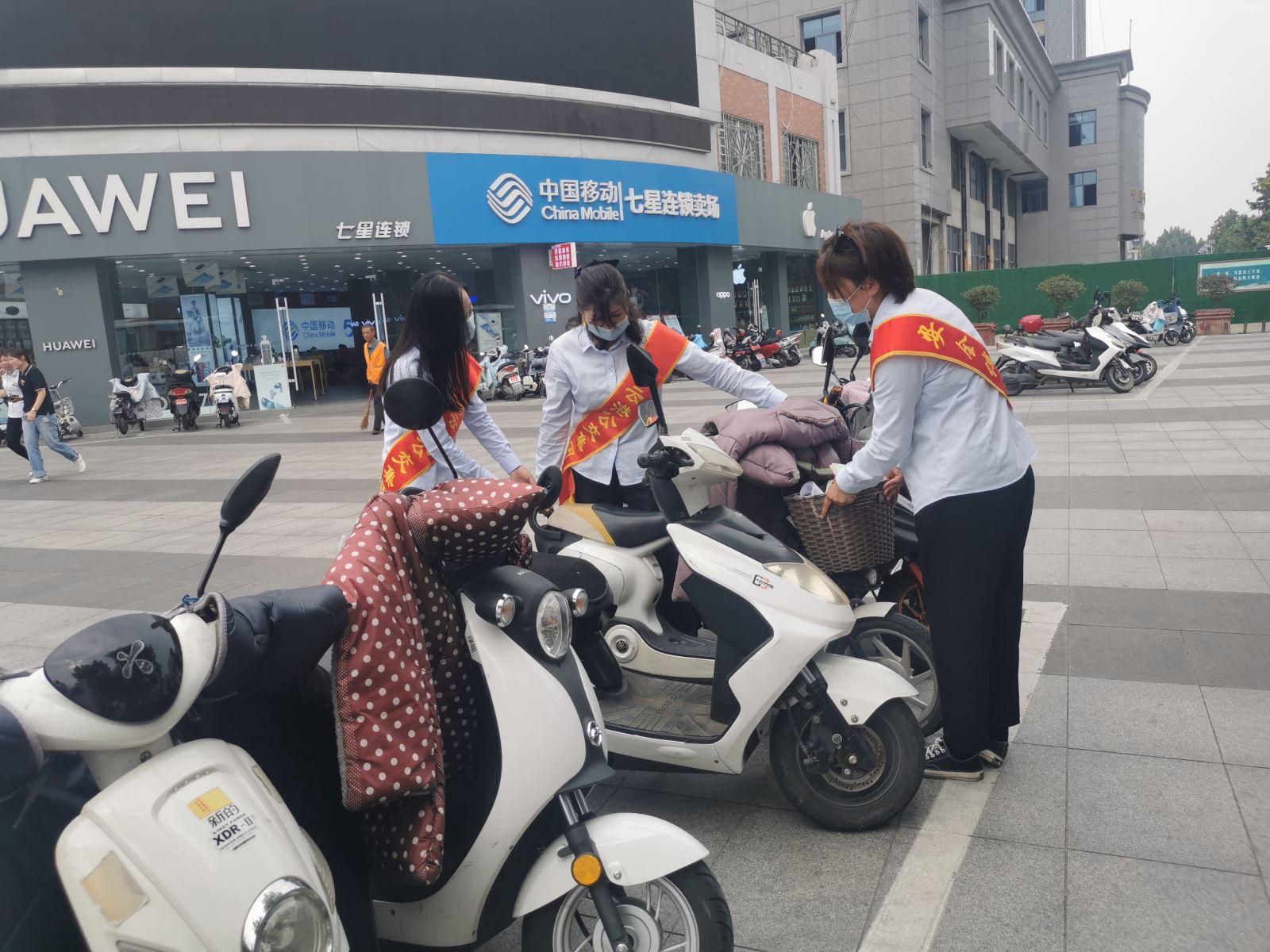 公交集團(tuán)開(kāi)展公交進(jìn)社區(qū)義務(wù)服務(wù)活動(dòng)