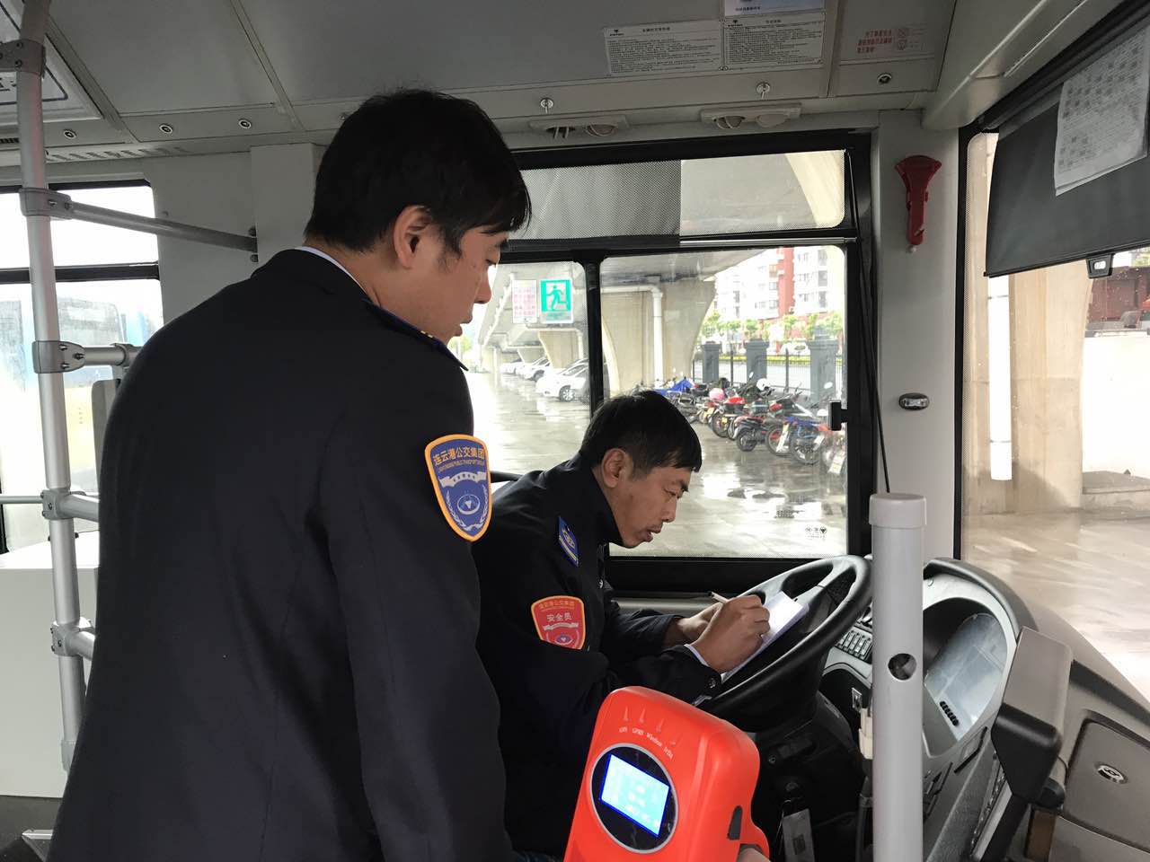 公交東部公司開(kāi)展“安全生產(chǎn) 優(yōu)質(zhì)服務(wù)”綜合大檢查 助推文明城市建設(shè)