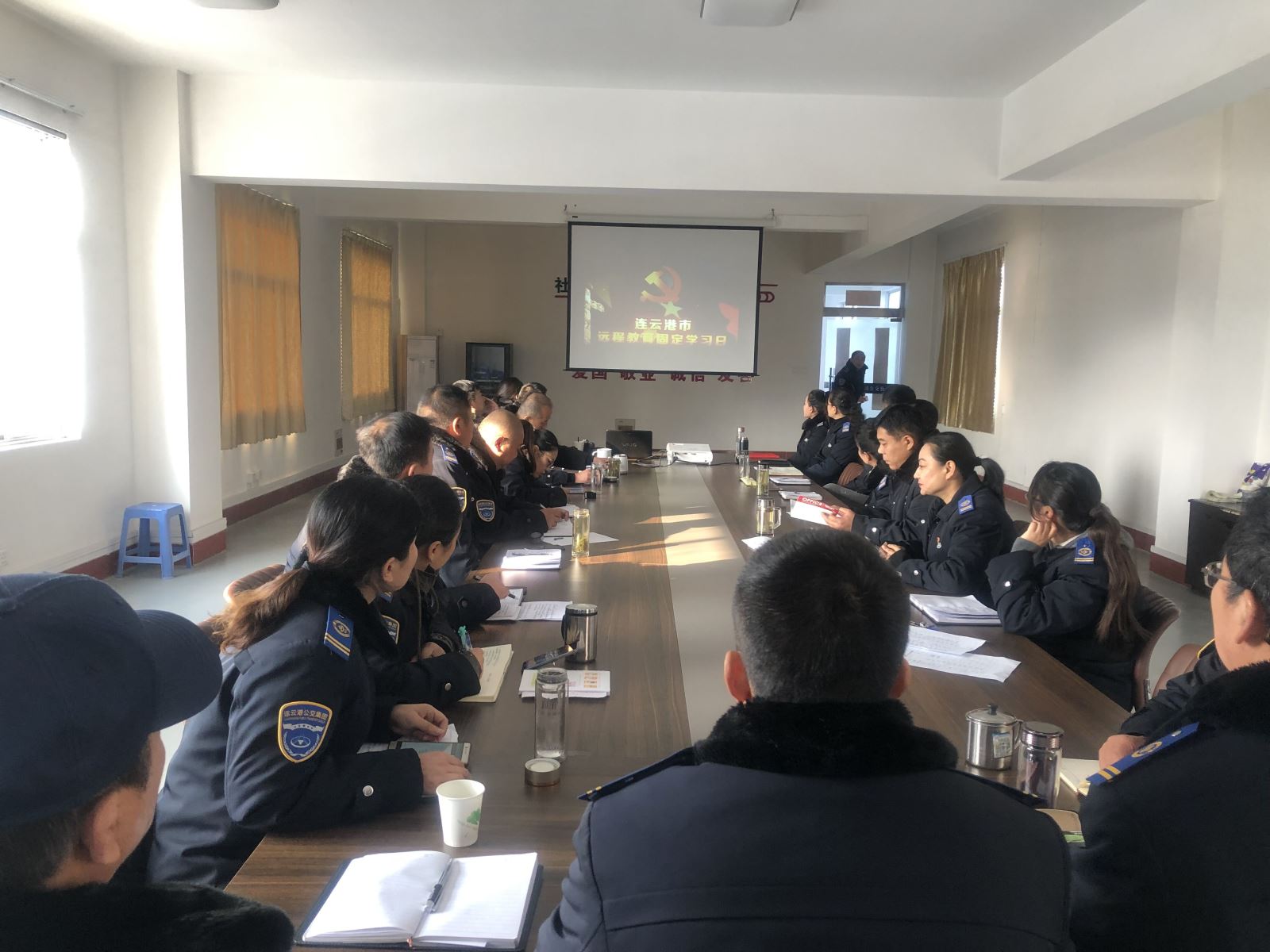 公交集團公交事業(yè)一部、公交事業(yè)二部組織觀看專題片《必由之路》