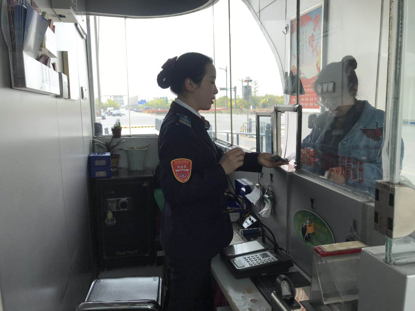 公交集團快速公交事業(yè)部開展站臺綜合檢查