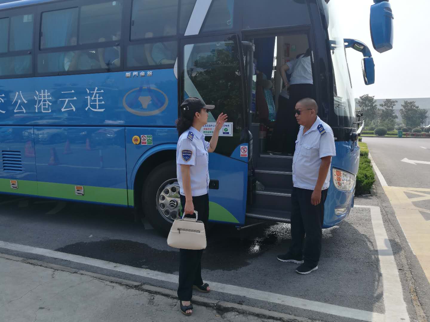 公交集團(tuán)佳連公司開展機(jī)場(chǎng)專線上路上線暗查工作