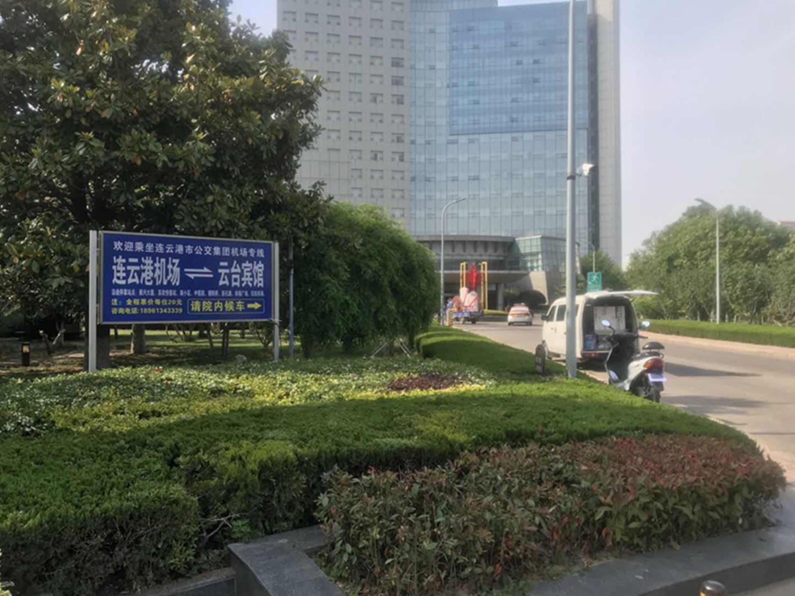 公交集團經營發(fā)展事業(yè)部安裝機場線乘車指示牌 服務乘車市民