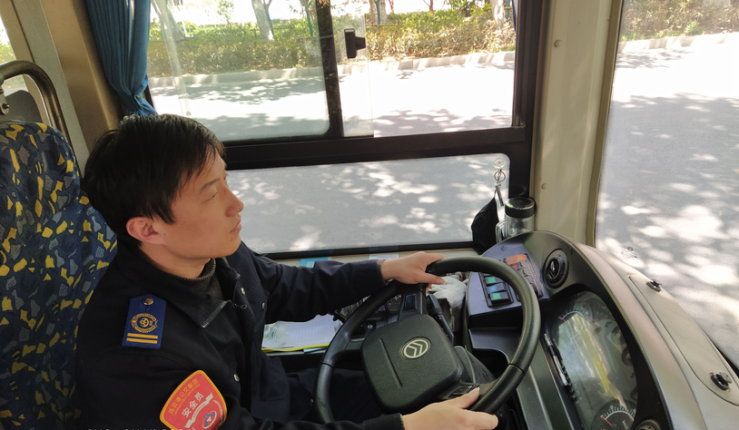 公交集團(tuán)公交事業(yè)一部駕駛員劉傳政撿到手機(jī)完璧歸趙