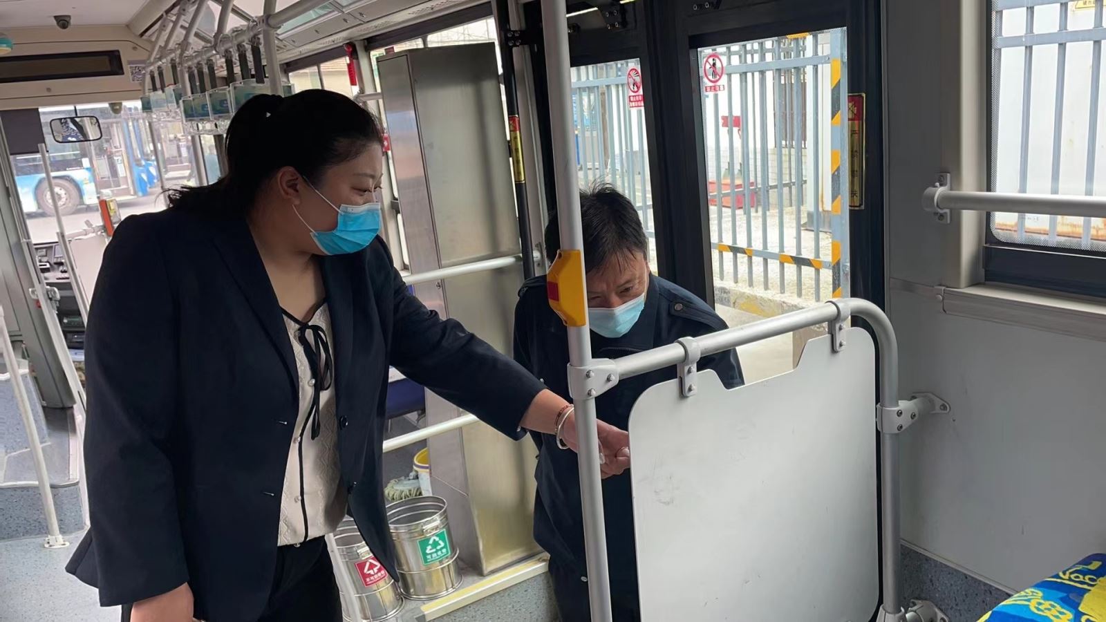 公交集團公交事業(yè)一部樹立標(biāo)準(zhǔn)化 持續(xù)開展車容車貌綜合檢查工作