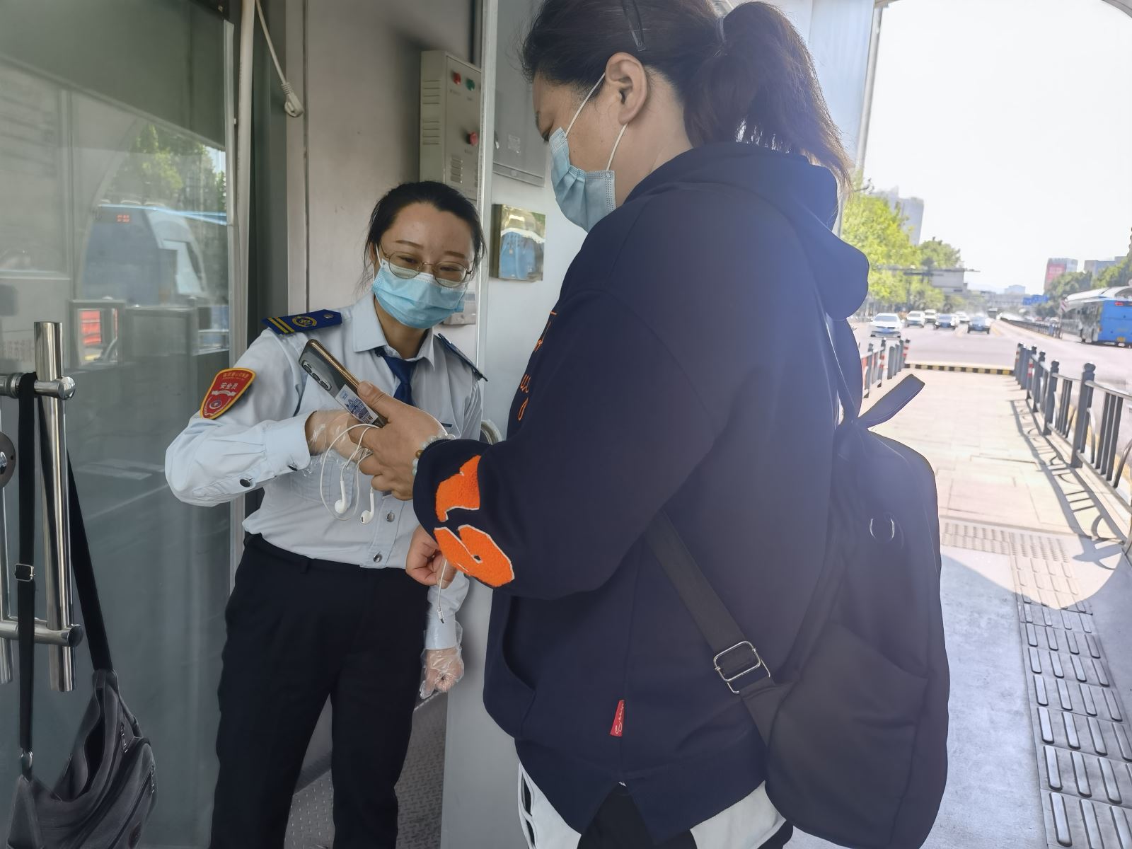 公交集團(tuán)快速公交事業(yè)部站務(wù)員王慧、朱桂平接力找文件獲暖心點(diǎn)贊