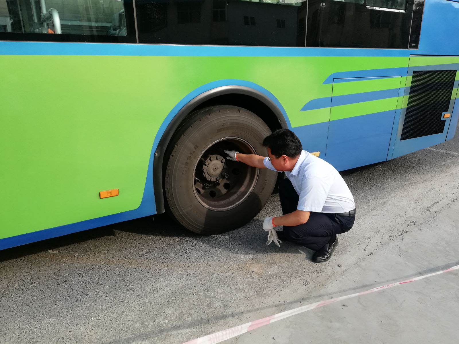快速公交事業(yè)部開展輪胎專項檢查