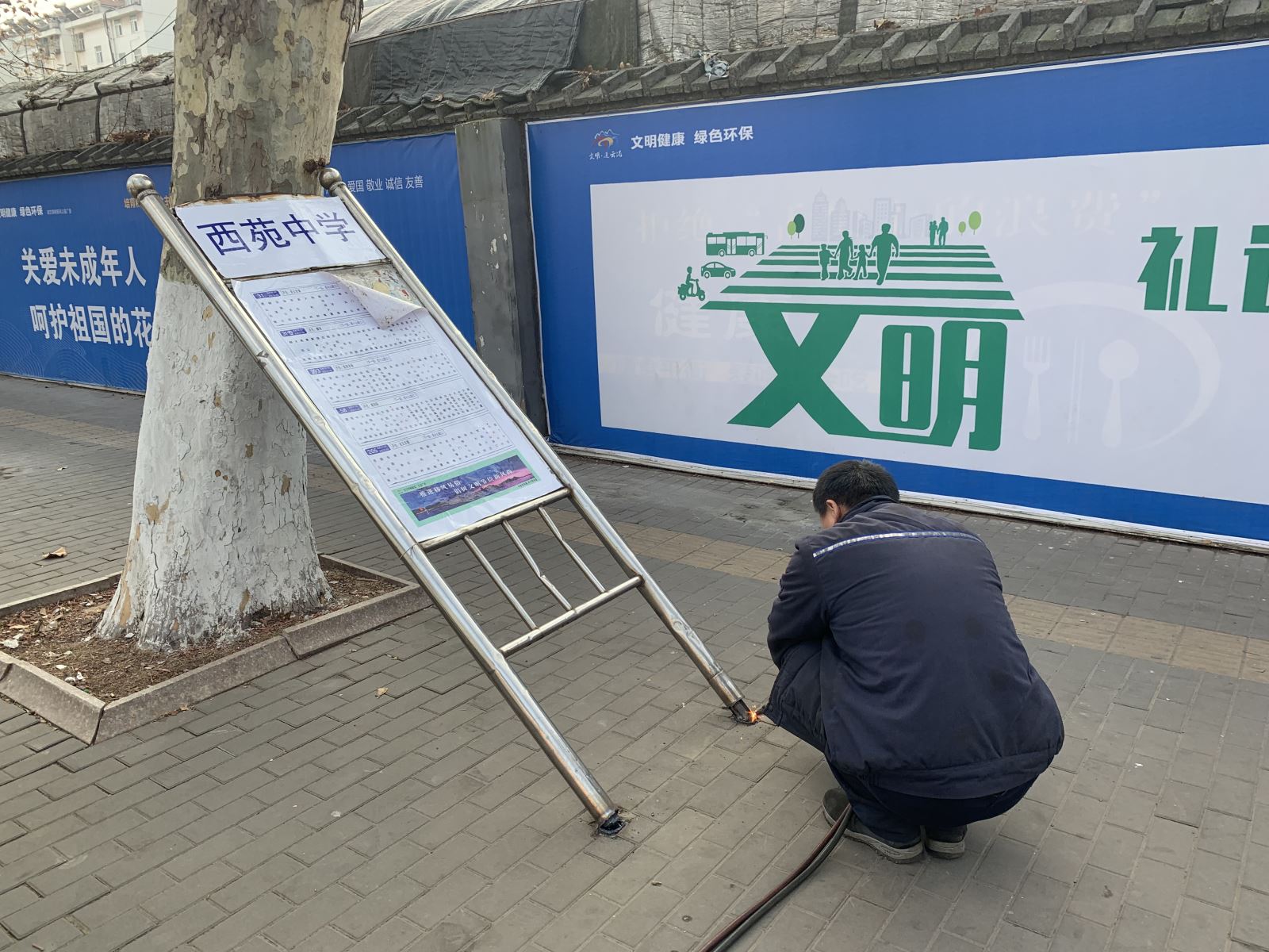 公交集團(tuán)公交事業(yè)二部持續(xù)開展站牌維護(hù)工作