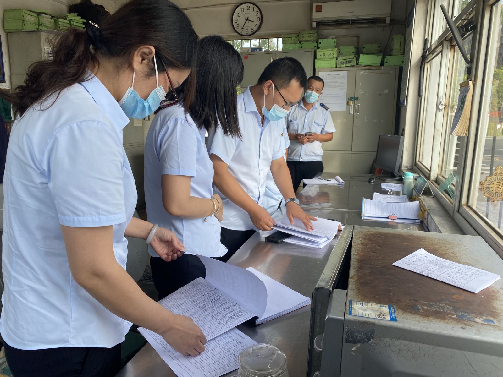 公交集團堅持疫情防控、迎接創(chuàng)文復(fù)審工作兩手抓、雙促進