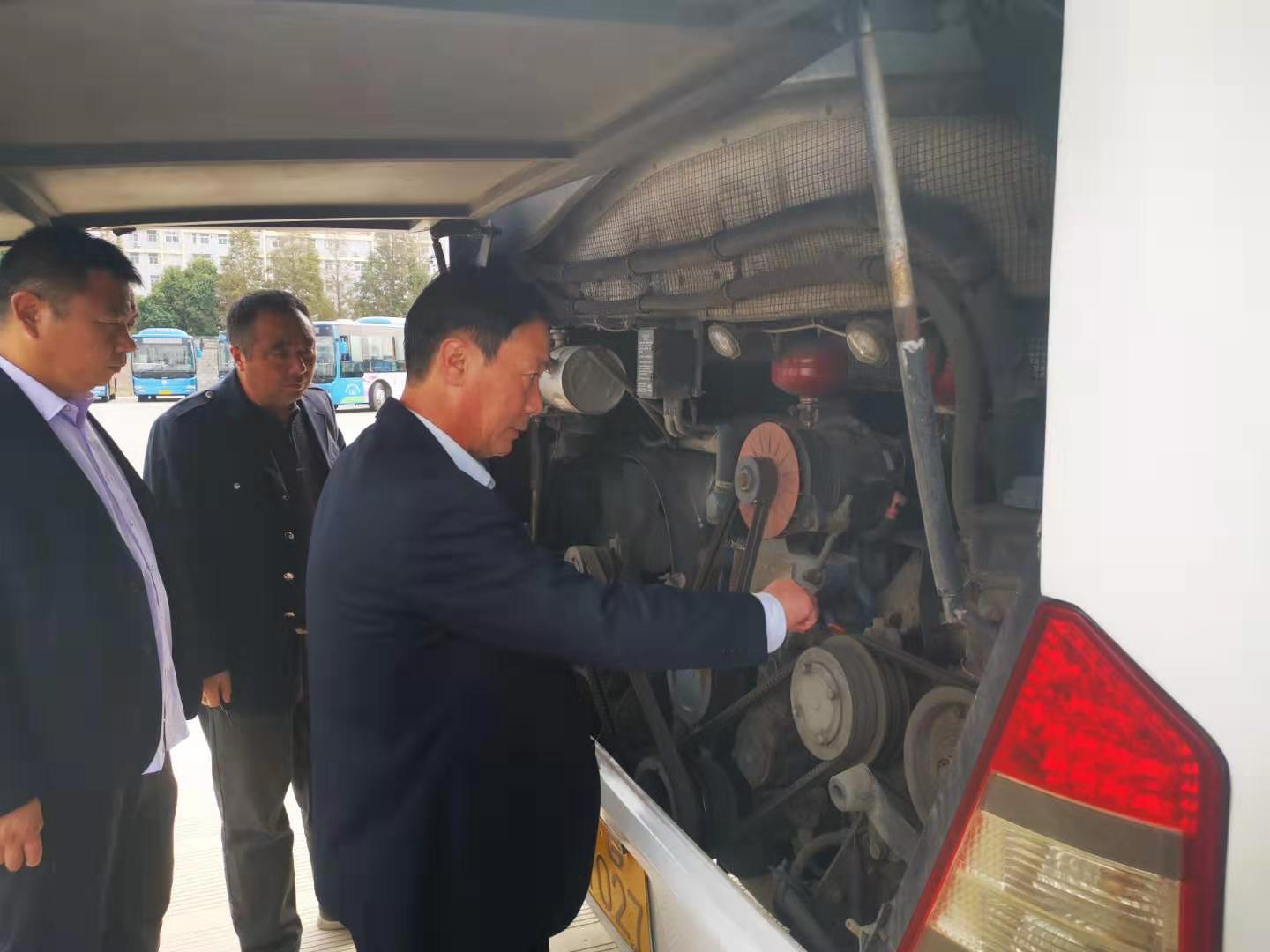 公交集團(tuán)公交事業(yè)二部、經(jīng)營(yíng)發(fā)展事業(yè)部全力做好 “徐圩馬拉松”參運(yùn)車輛專項(xiàng)檢查