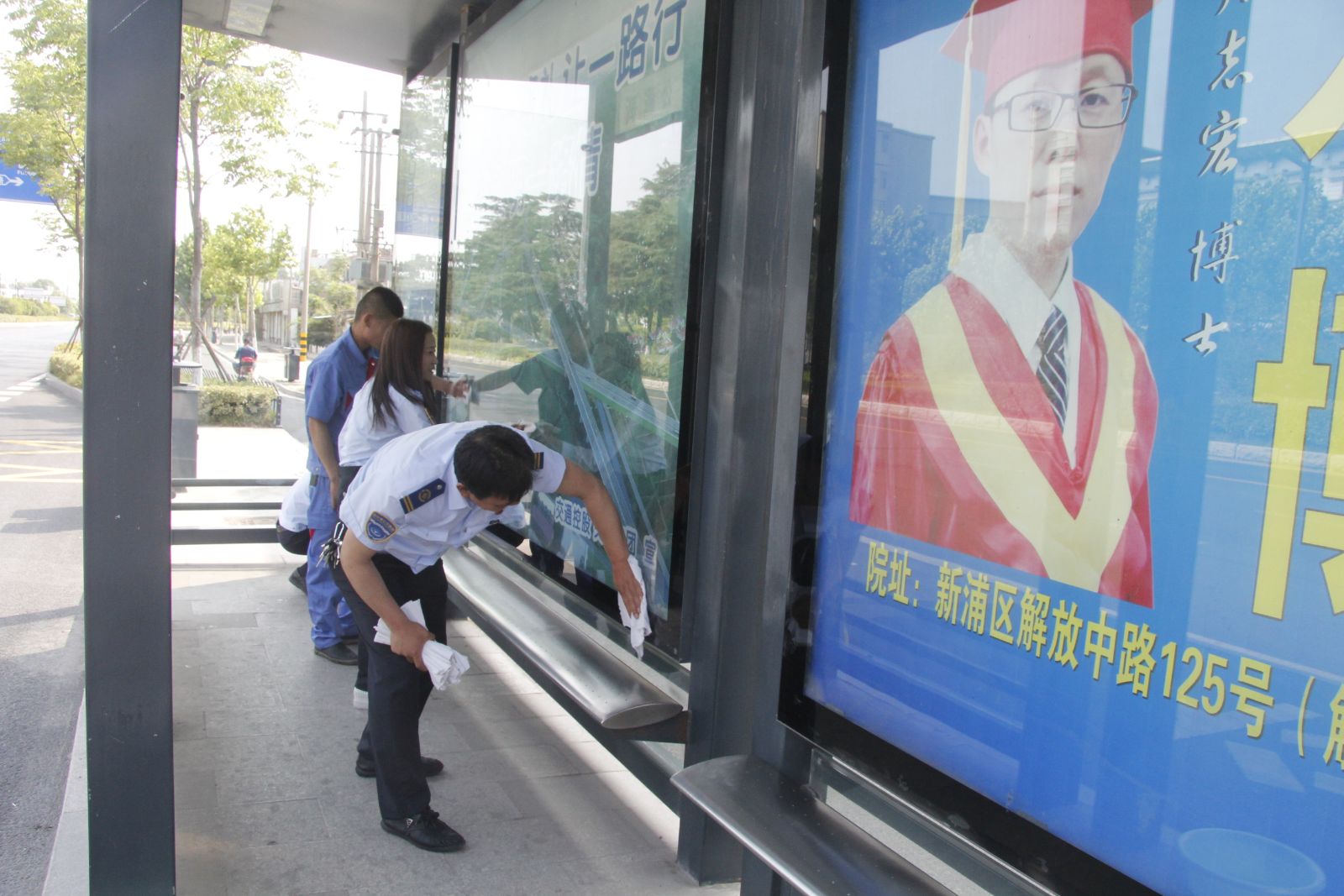 公交維修公司組織擦洗公交站臺為“創(chuàng)文”出一份力