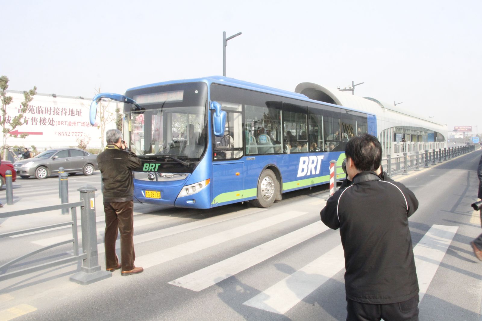 “逐夢港城看發(fā)展”攝影組走進(jìn)海通公交