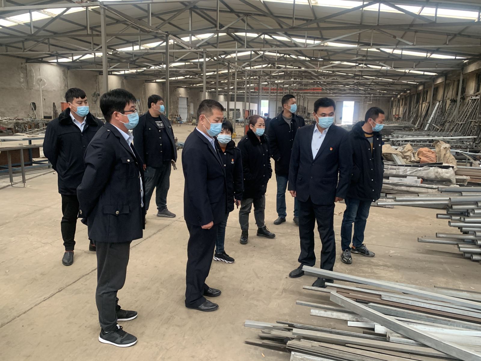 公交集團(tuán)公交事業(yè)二部開展“黨建引領(lǐng)富民路，脫貧攻堅當(dāng)先鋒”主題黨日活動