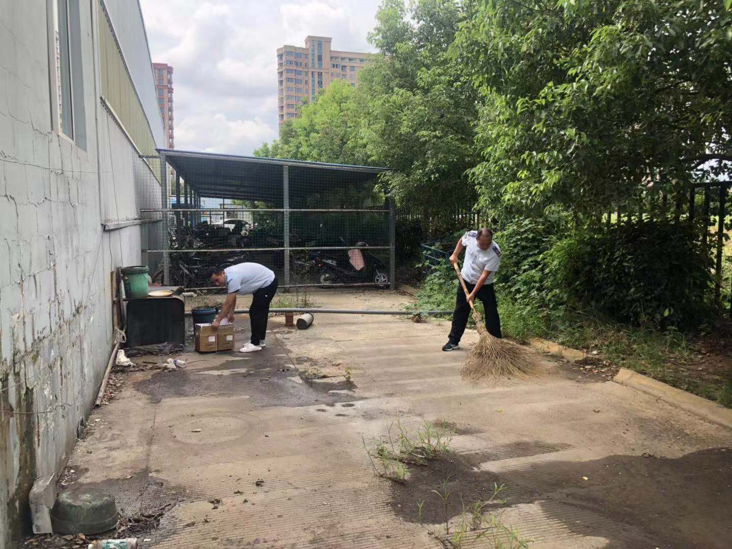 公交集團快速公交事業(yè)部西城分公司清掃場站助力創(chuàng)文工作開展