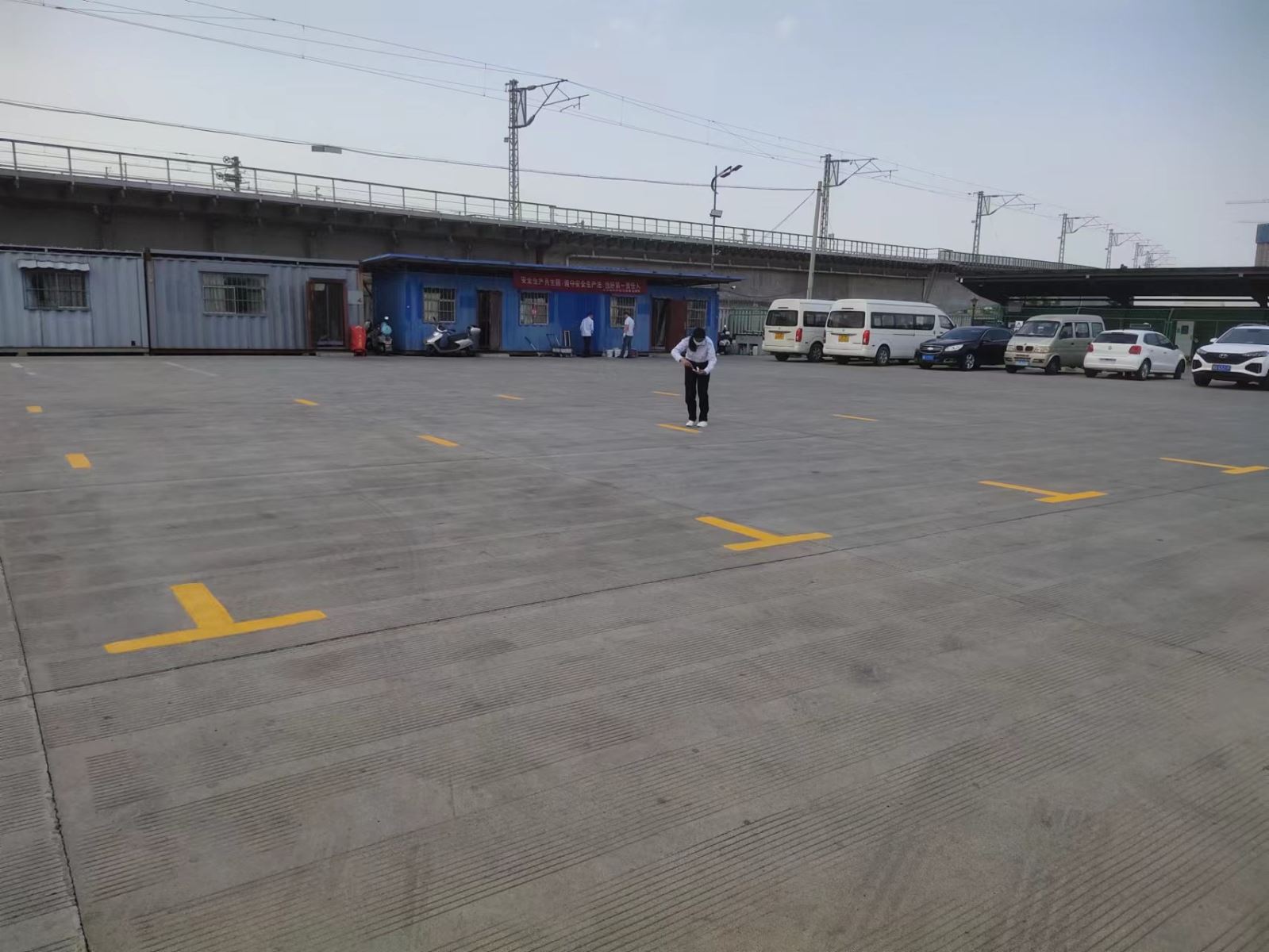 經(jīng)營(yíng)發(fā)展事業(yè)部施劃場(chǎng)站停車標(biāo)識(shí)線 助力創(chuàng)文工作