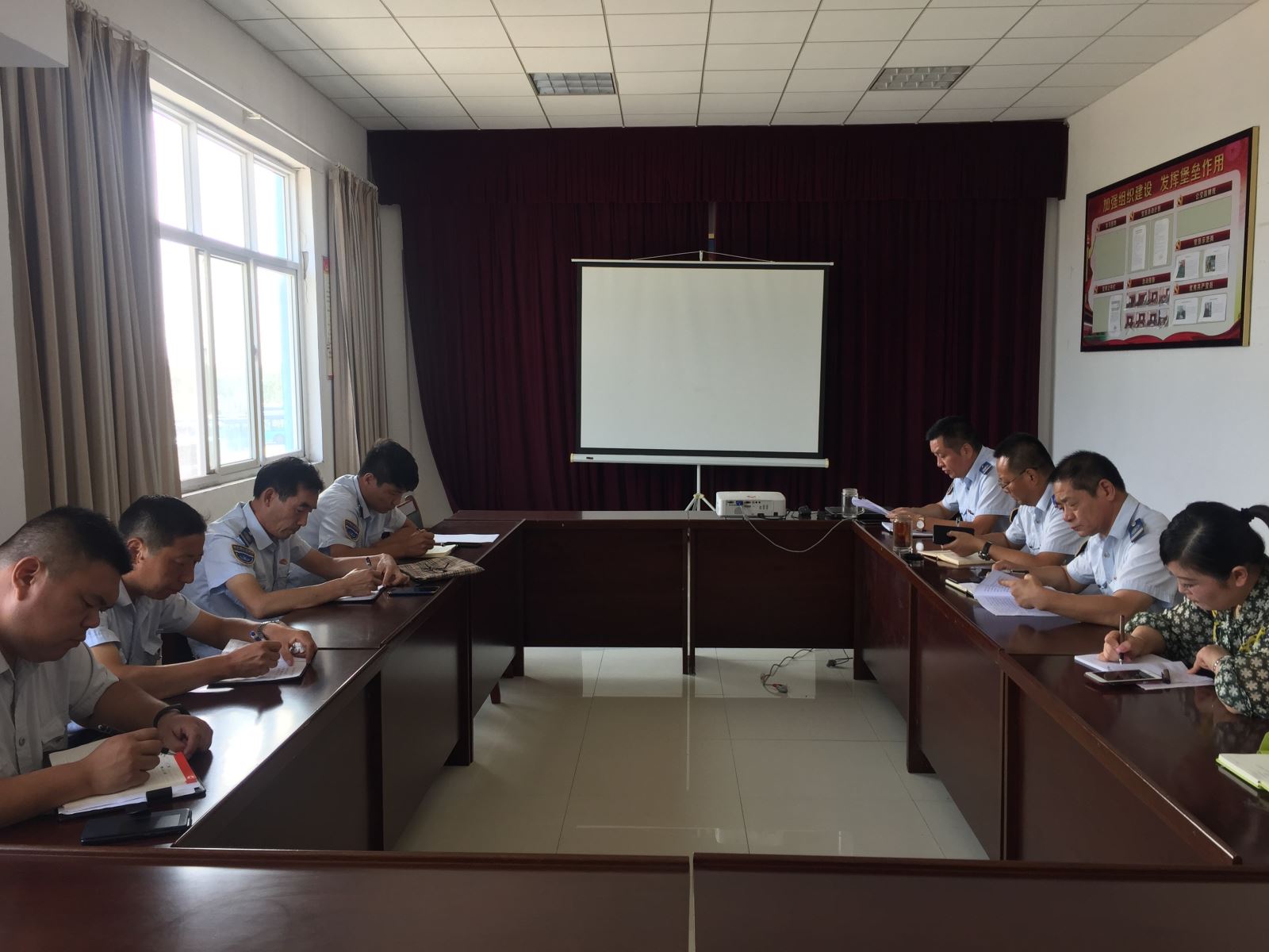 公交集團機務(wù)技術(shù)事業(yè)部開展“防風(fēng)險 保安全 迎大慶”工作部署會