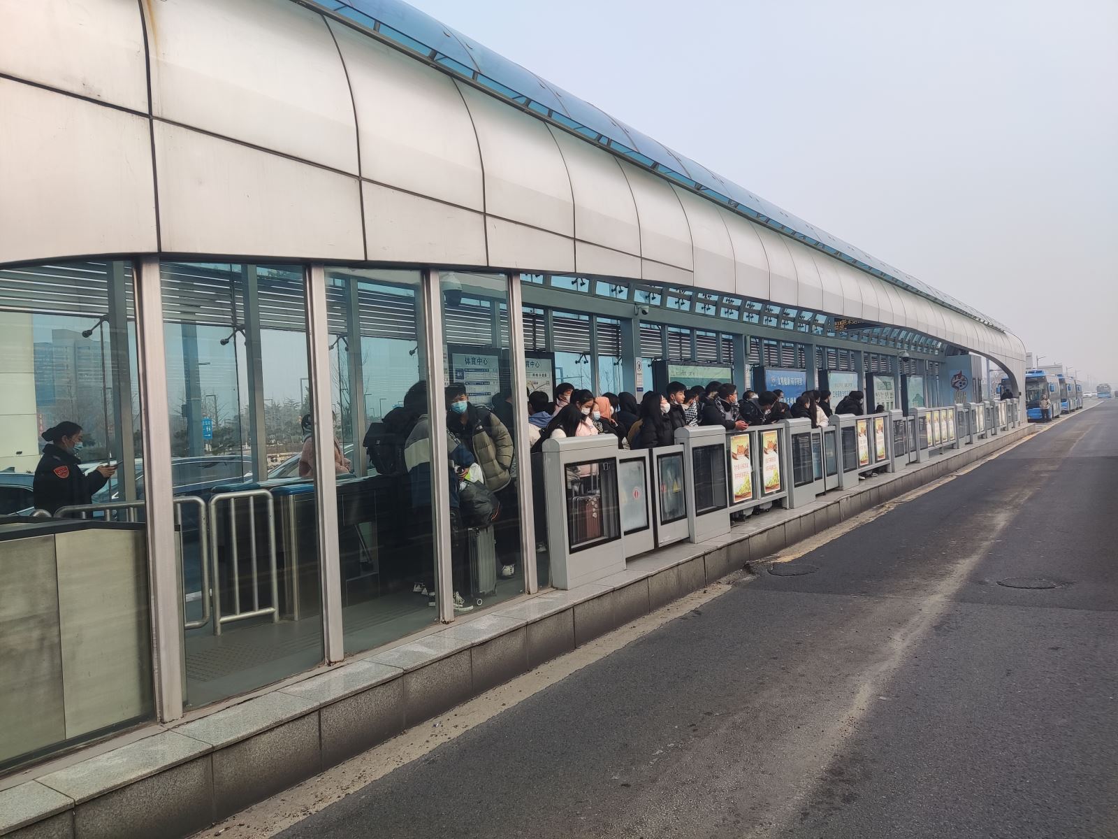 公交集團(tuán)快速公交事業(yè)部圓滿完成海濱技工職業(yè)學(xué)校放假疏散任務(wù)