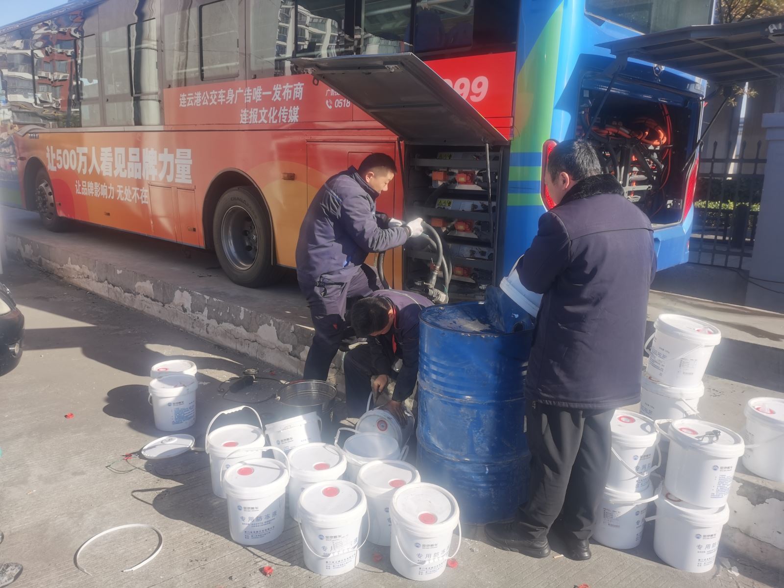 公交集團(tuán)公交事業(yè)二部開(kāi)展車輛過(guò)冬準(zhǔn)備工作