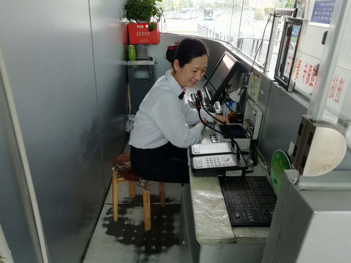 公交集團(tuán)快速公司站務(wù)員同舟共濟(jì) 親如家人