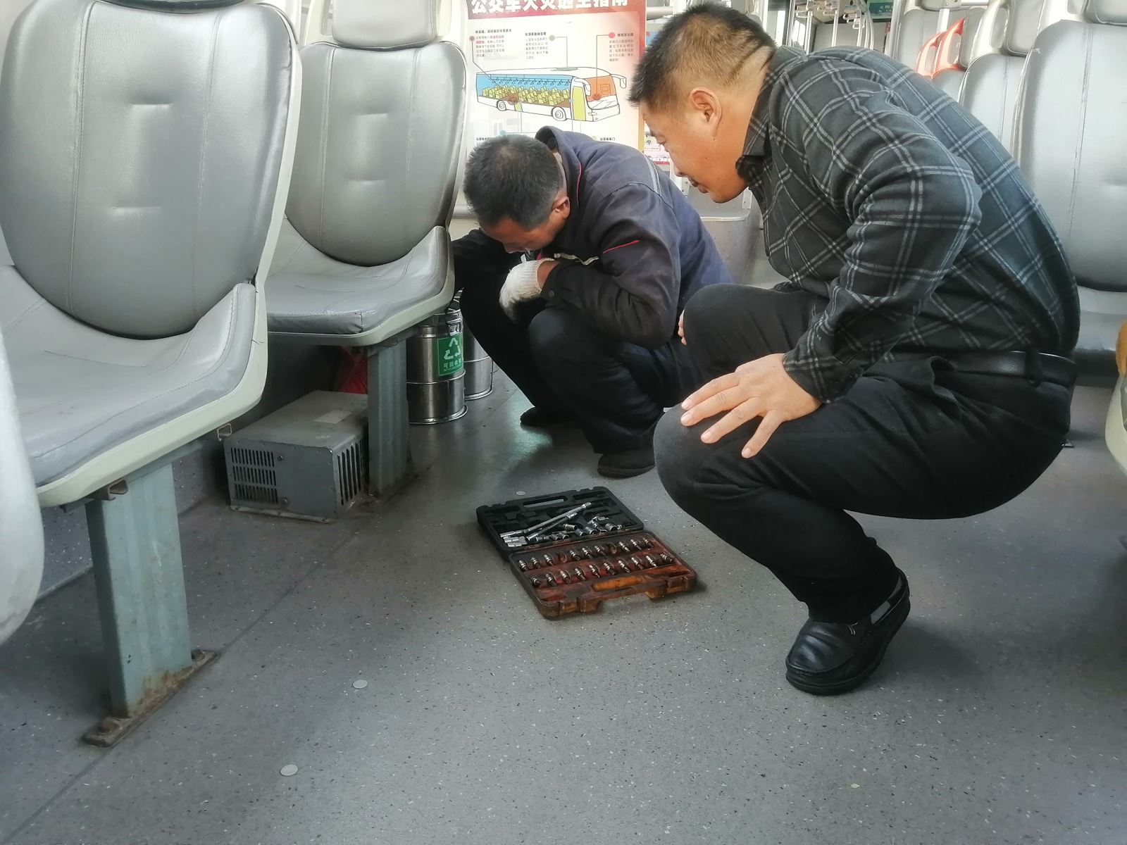 公交集團(tuán)快速公交事業(yè)部開(kāi)展車輛暖風(fēng)系統(tǒng)專項(xiàng)檢查工作