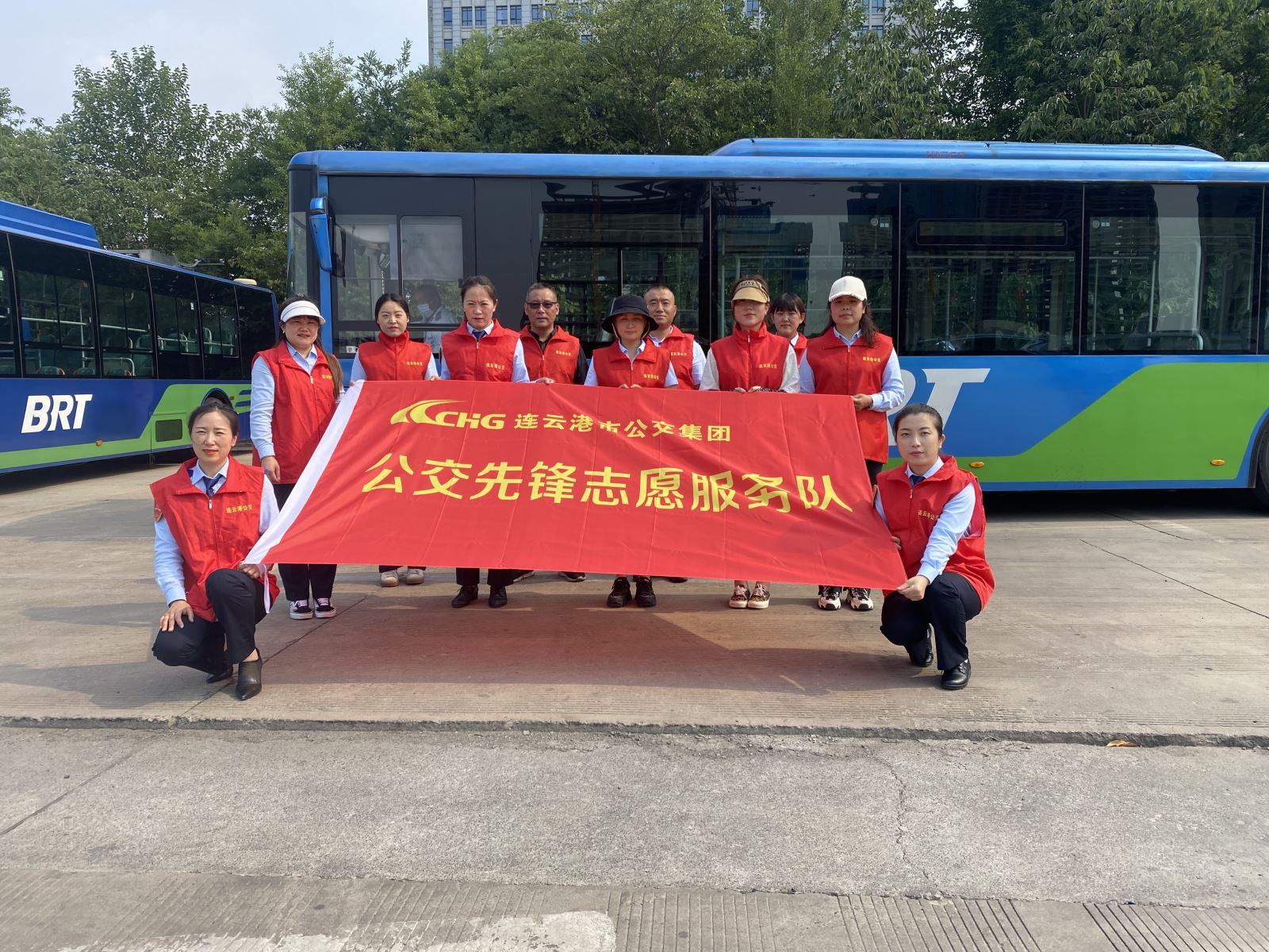 快速公交事業(yè)部開(kāi)展“除草助創(chuàng)文， 行動(dòng)亮初心”黨員志愿活動(dòng)