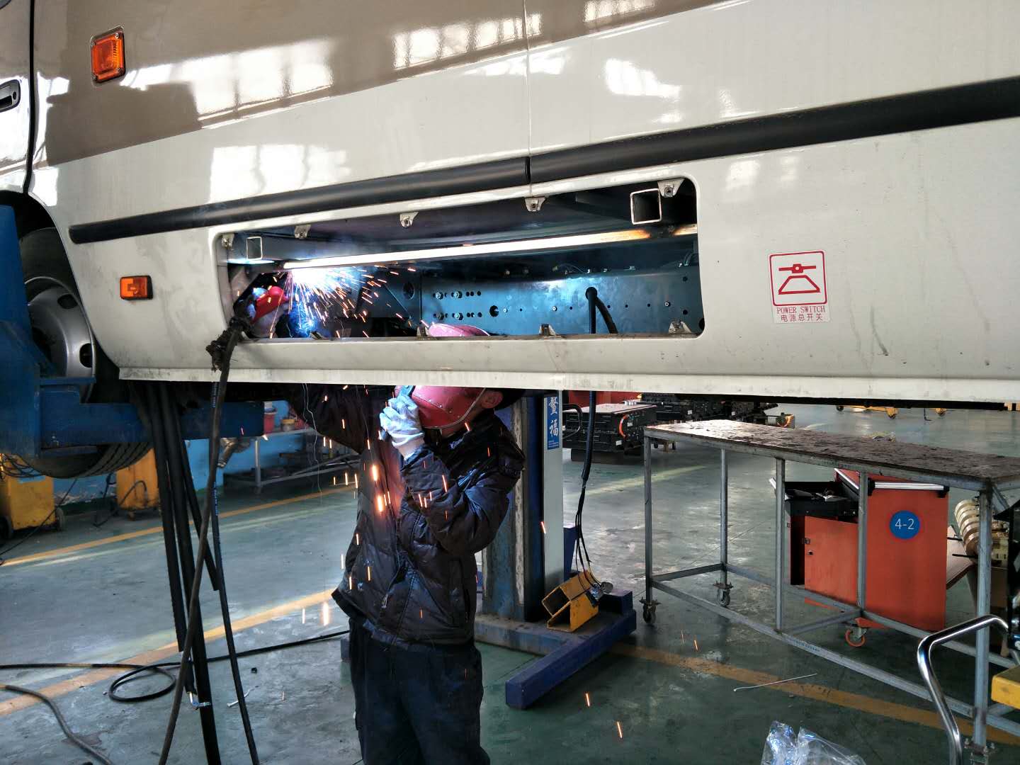 公交集團機務技術事業(yè)部做好花果山風景區(qū)車輛空調改裝工作