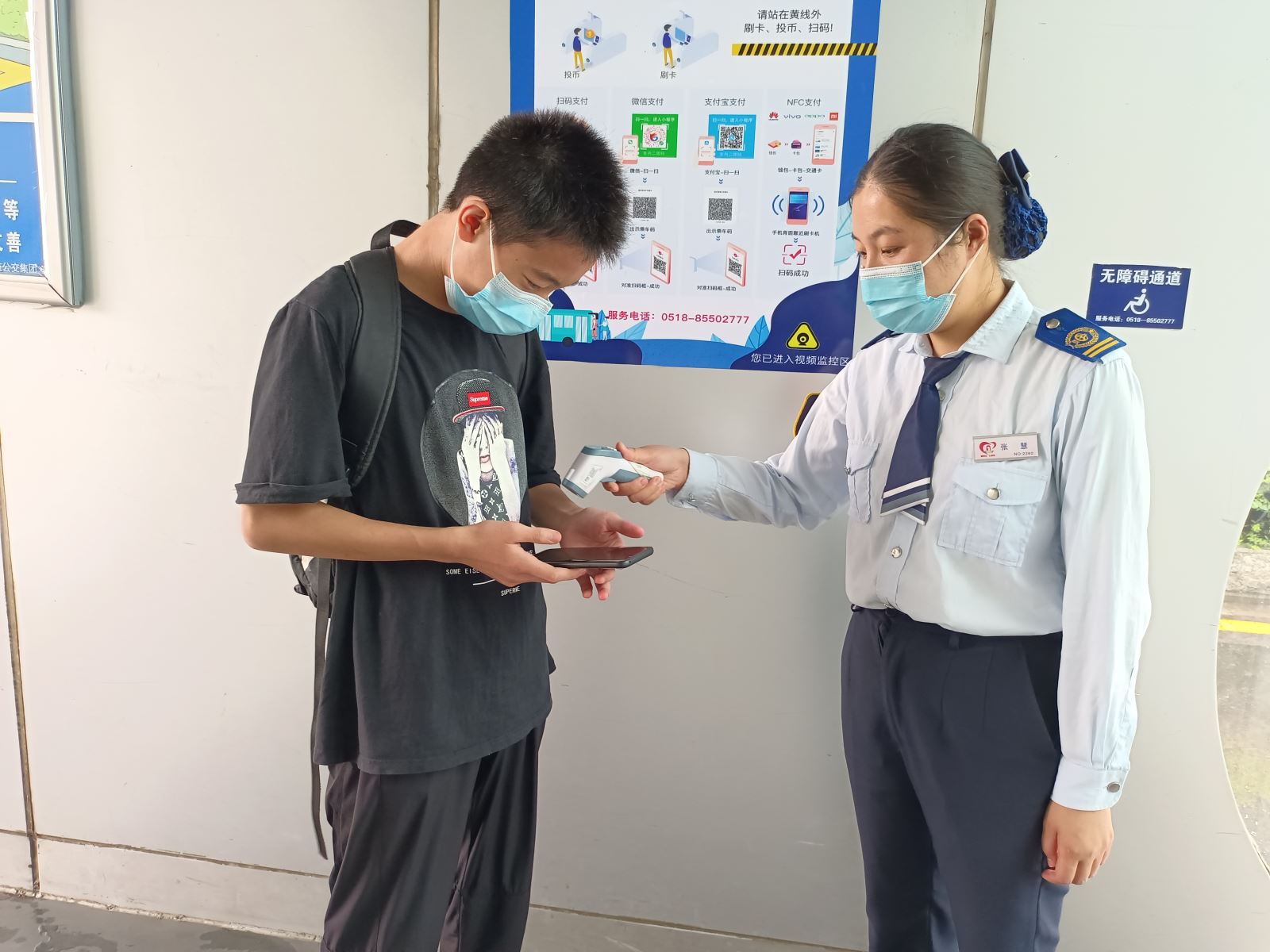 快速公交事業(yè)部站務員張慧 幫助乘客找到丟失的背包獲感謝