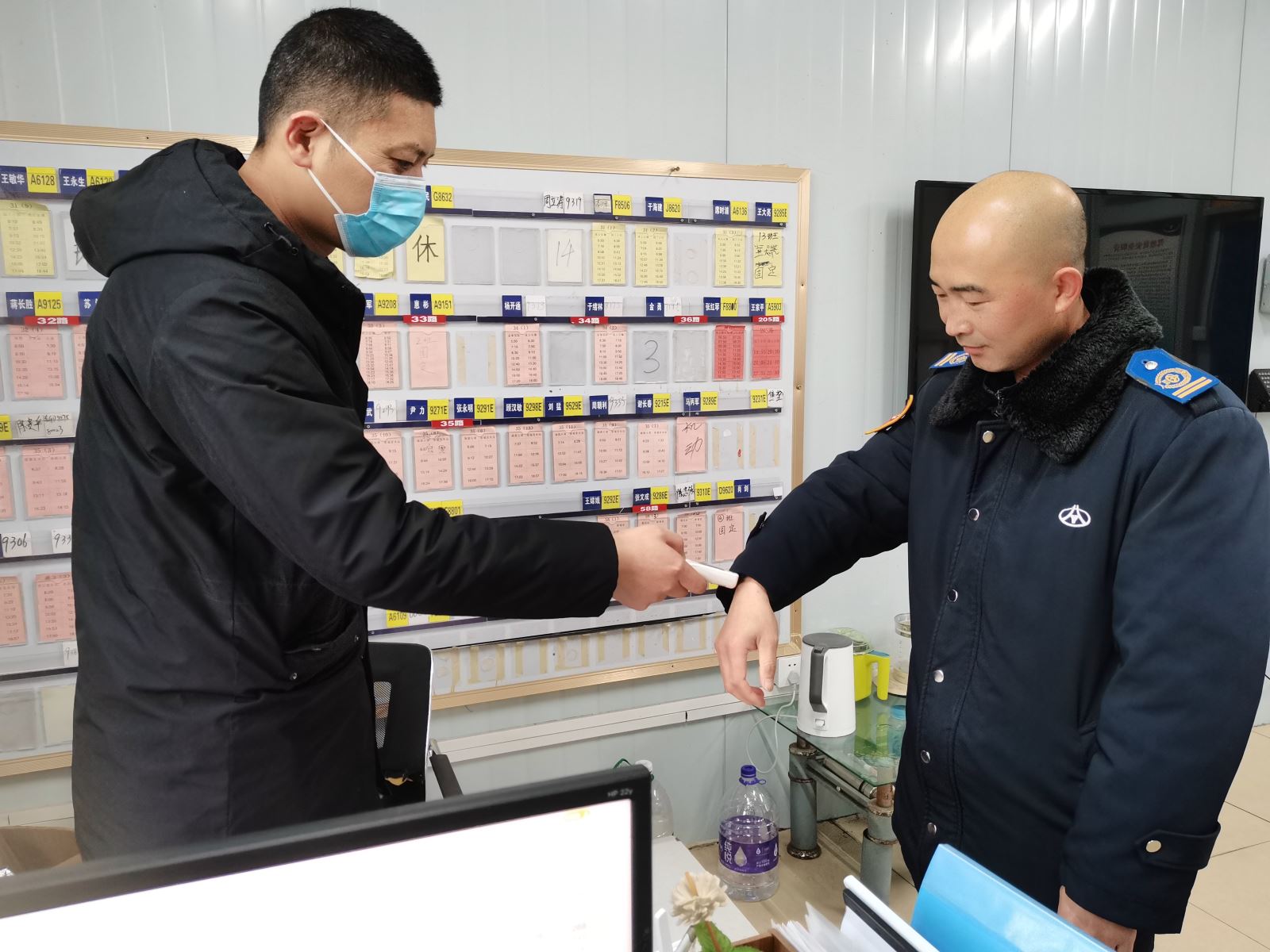 公交集團(tuán)公交事業(yè)二部持續(xù)開展春運(yùn)期間駕駛員崗前溫度酒精、血壓測(cè)試工作